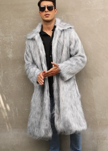 Détail du manteau long pour homme en fausse fourrure gris argenté avec grand col et texture épaisse