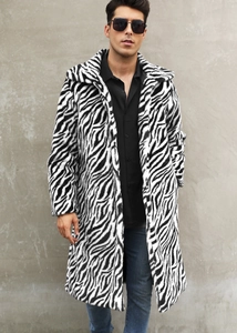 Détail de la texture imitation fourrure zébrée sur ce long manteau pour hommes