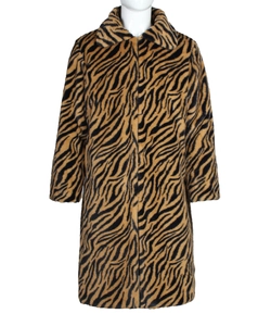 Détail de la texture en fausse fourrure douce du manteau d'hiver pour homme à motif tigre