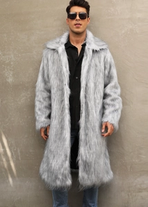 Détail du manteau en fausse fourrure grise avec grand revers et texture de poils longs