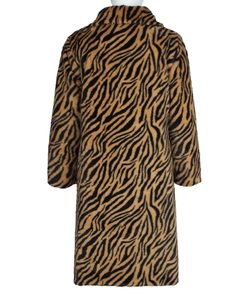 Gros plan sur la texture fausse fourrure et rayures tigrées d'un manteau long marron