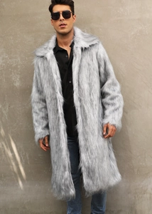 Texture détaillée du manteau en fausse fourrure gris argenté avec grand revers chic