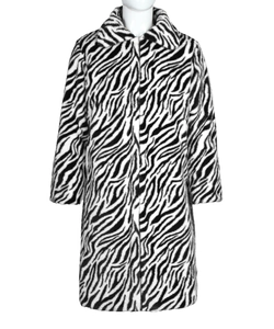 Texture détaillée de la fausse fourrure zébrée noir et blanc sur un manteau long