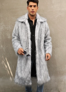 Détail de la texture de fausse fourrure de renard sur manteau long gris pour homme