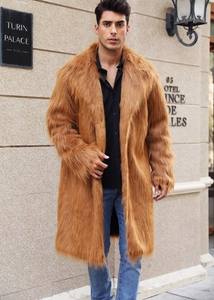 Détail du long manteau en fausse fourrure pour homme avec grand col couleur caramel