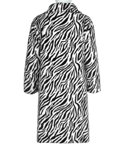 Vue détaillée de la texture en fausse fourrure et du motif zébré sur ce manteau d'hiver