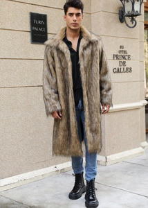 Détail d'un long manteau pour homme en fausse fourrure avec revers et texture marron