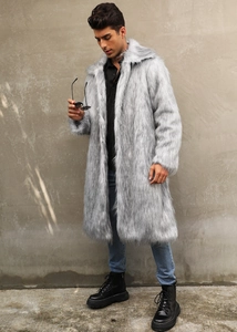 Vue détaillée du manteau luxueux en fausse fourrure de renard gris argenté pour homme