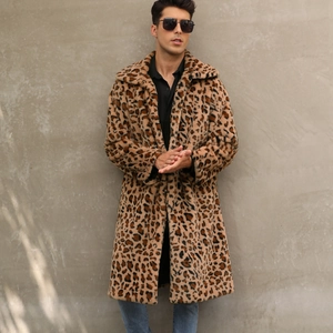 Gros plan sur la texture épaisse en fausse fourrure léopard et le revers de ce manteau pour homme
