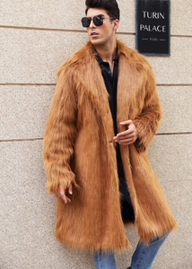 Détail du manteau long en fausse fourrure pour homme avec poils denses et revers large