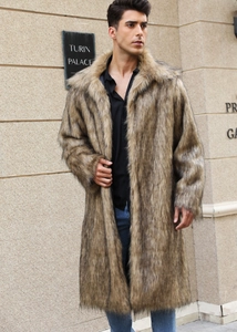 Détail d'un manteau en fausse fourrure pour homme avec col à revers et texture rayée brune