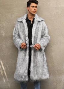 Détail de la texture luxueuse d'un manteau long en fausse fourrure grise pour hommes