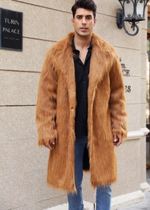 Détail de la texture de fourrure synthétique sur un manteau d'hiver long pour hommes