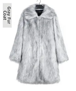 Détail d'un manteau en fausse fourrure grise avec pointes noires et revers