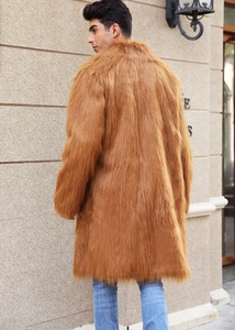Détail du manteau long en fausse fourrure marron avec des fibres synthétiques épaisses