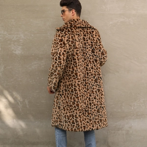 Détails de la texture léopard au dos de ce long manteau en fausse fourrure pour homme
