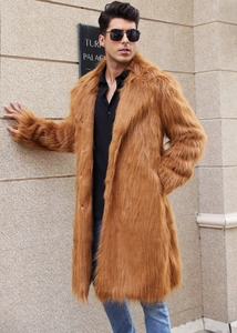 Détail de la texture en fausse fourrure d'un manteau long marron pour homme avec revers
