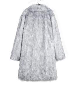 Vue arrière détaillée d'un manteau mi-long en fausse fourrure gris argenté épais