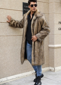 Détail d'un manteau d'homme en fausse fourrure de renard avec grand revers et texture loup
