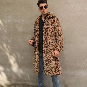 Détail de la texture luxueuse en fausse fourrure léopard sur ce long manteau homme