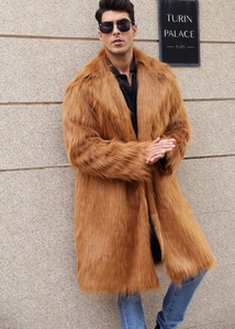 Détail d'un luxueux manteau long en fausse fourrure pour homme avec texture marron caramel