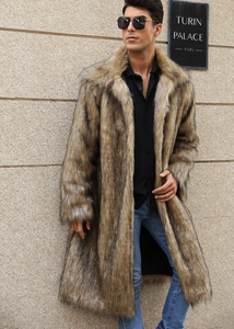 Détail de la texture en fausse fourrure et du revers sur ce manteau d'hiver pour homme