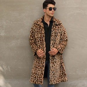 Détail d'un manteau long en fausse fourrure pour homme avec motif léopard marron et noir