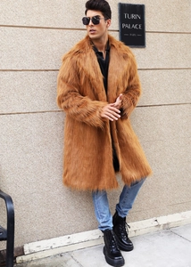 Détail de la texture en fausse fourrure caramel et du revers du manteau long pour homme