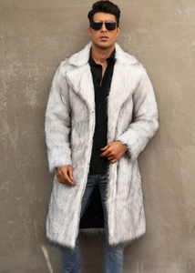 Détail d'un manteau en fausse fourrure de luxe avec grand col à revers et dégradé gris