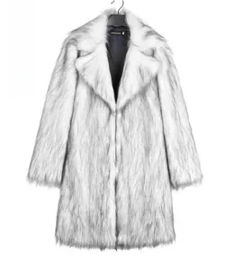Détail d'un manteau en fausse fourrure gris et blanc avec grand revers et texture douce