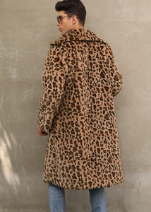 Vista posteriore del cappotto lungo in ecopelliccia da uomo con stampa leopardata e collo