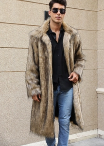 Détail rapproché de la texture en fausse fourrure sur un manteau long de luxe pour homme