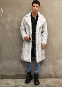 Texture détaillée d'un manteau épais en fausse fourrure avec col tailleur et fibres shaggy