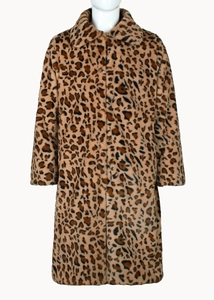 Dettaglio del colletto del cappotto in ecopelliccia leopardata e trama morbida su manichino