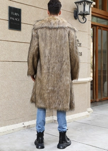 Vue arrière d'un manteau long en fausse fourrure pour homme avec texture épaisse