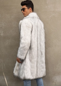 Détail d'un manteau en fausse fourrure pour homme avec texture épaisse et fibres noires