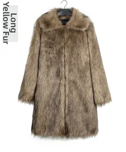 Détail macro de la texture luxueuse en fausse fourrure de renard marron sur manteau hiver