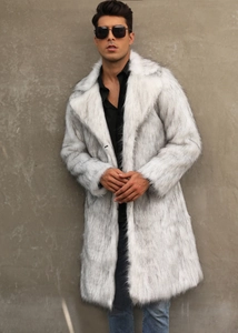 Détail d'un manteau en fausse fourrure de renard noir et blanc avec large revers