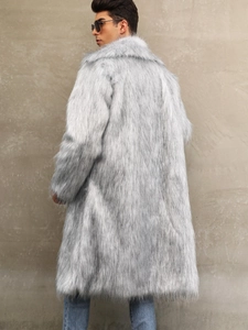 Manteau mi-long en fausse fourrure grise pour homme avec texture duveteuse et revers
