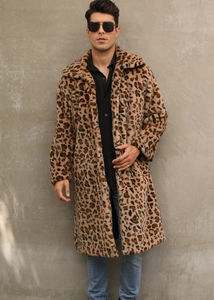 Dettaglio della trama in ecopelliccia leopardata e del collo a revers sul cappotto lungo