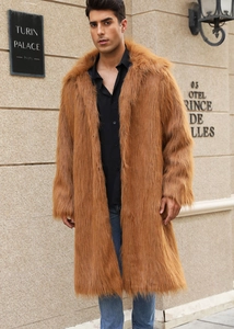Cappotto lungo da uomo in ecopelliccia di volpe color cammello con elegante revers