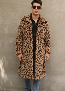 Dettaglio cappotto uomo in pelliccia sintetica leopardata con collo spesso e texture felpata