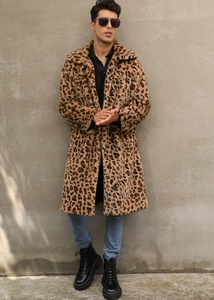 Dettaglio di cappotto leopardato da uomo in ecopelliccia con grande colletto a rever caldo