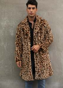 Dettaglio ravvicinato della trama in finta pelliccia e stampa leopardata sul cappotto