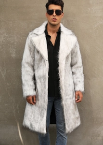 Gros plan détaillé montrant la texture de la fourrure synthétique du manteau long d'hiver
