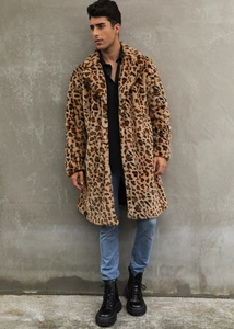Dettaglio macro della trama in ecopelliccia di peluche sul cappotto uomo leopardato