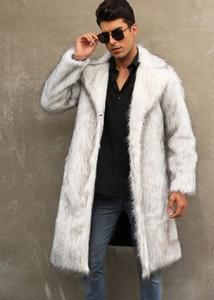 Détail de la texture en fausse fourrure de renard sur manteau long pour hommes à revers