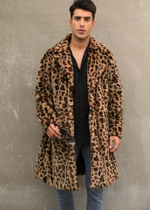Dettaglio del cappotto di lusso in ecopelliccia leopardata con texture spessa e revers