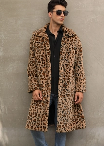Dettaglio della trama leopardata e del design del revers del cappotto in pelliccia uomo