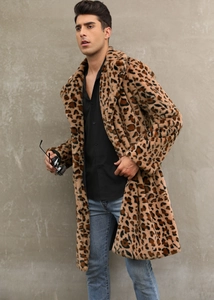 Dettaglio di un caldo cappotto in ecopelliccia leopardata con una texture spessa